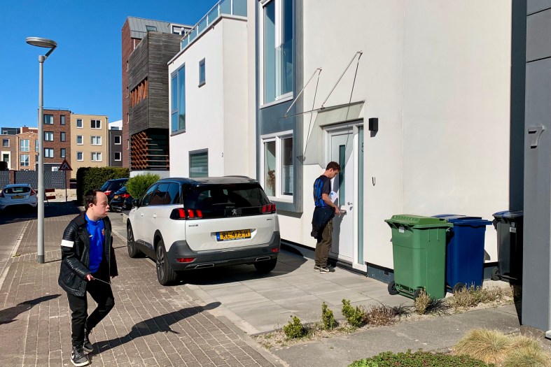 Nordin en Sander brengen uitnodigingen rond