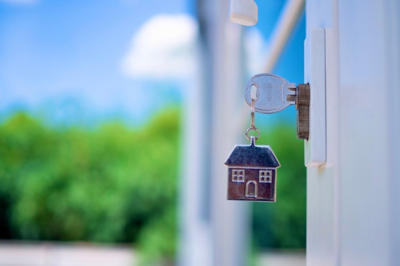 Een huissleutel in het slot van de deur