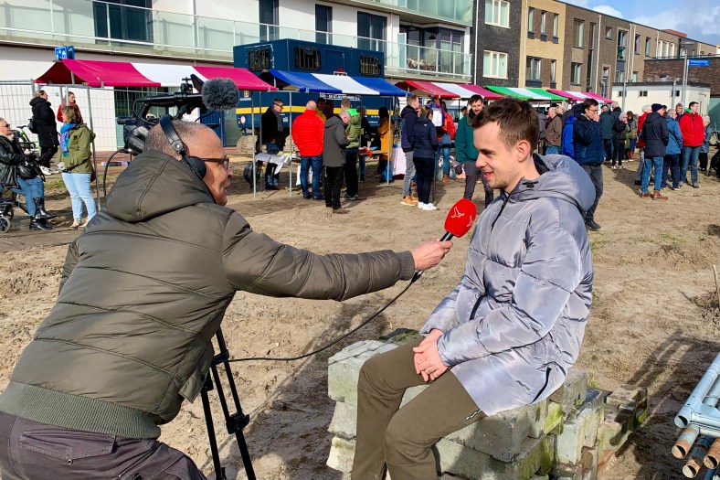 Sander wordt geïnterviewd door Omroep Flevoland