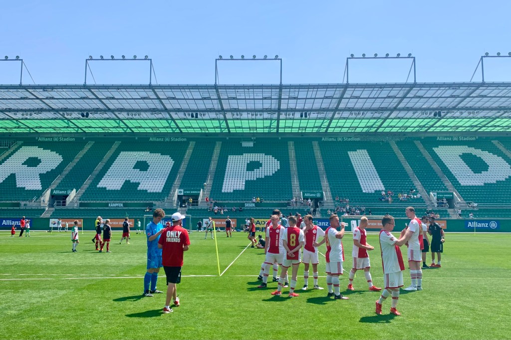 Aankomst van de spelers in het stadion van Rapid Wien