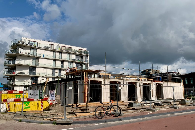 Homerushuis in aanbouw. Eerste verdieping staat.