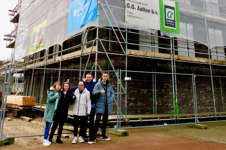 Het groepje vrienden staat voor 't Homerushuis