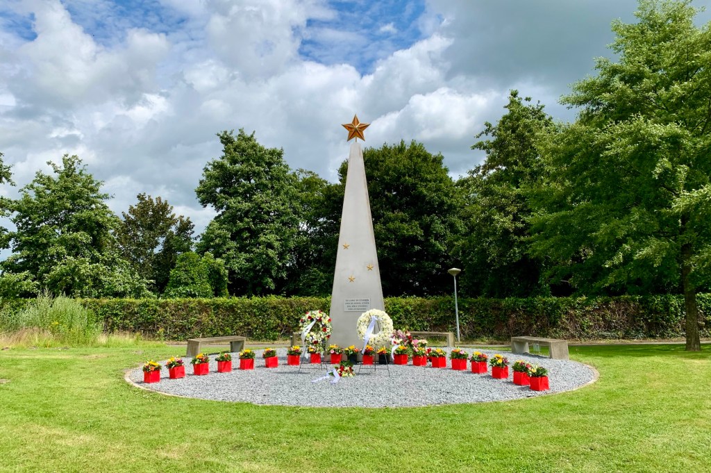 Het monument bij Only Friends voor de overleden sporters en vrijwilligers