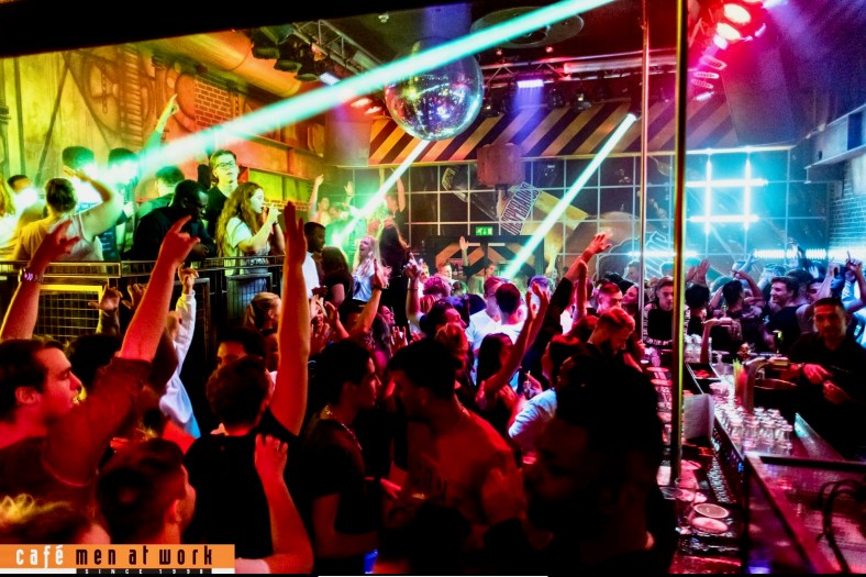Cafe Men at Work met feestende bezoekers